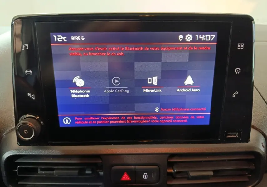 Écran tactile central du Citroën Berlingo blanc 2021 affichant les options Bluetooth et Android Auto.