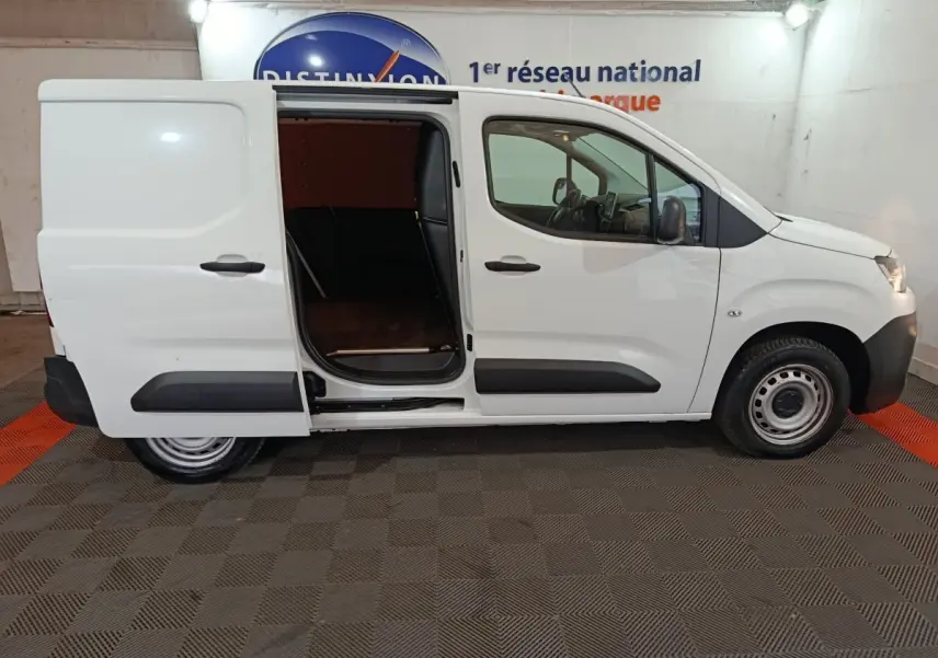 Vue de profil droit d'un Citroën Berlingo blanc 2021 avec porte latérale coulissante ouverte, intérieur de chargement visible.