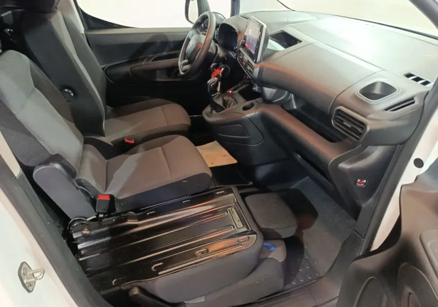 Intérieur avant droit du Citroën Berlingo blanc 2021, montrant sièges, volant et tableau de bord moderne.