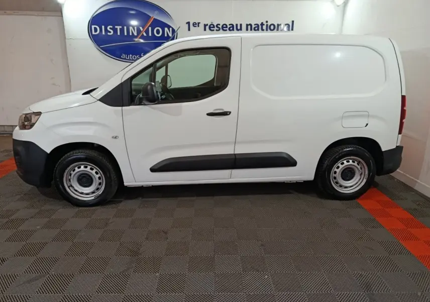 Profil droit d'un utilitaire Citroën Berlingo blanc 2021 avec jantes acier et protections noires sur les portes.