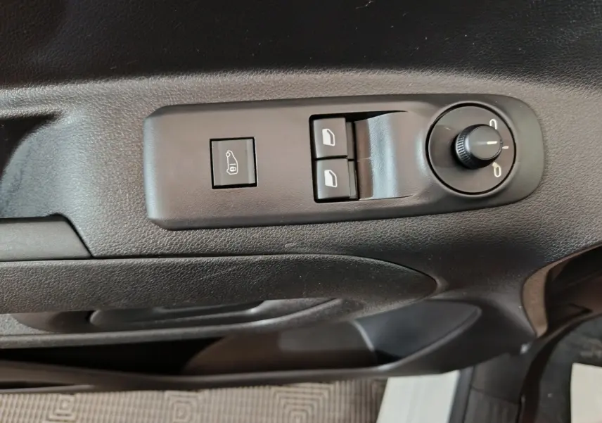 Gros plan sur les commandes de vitres et rétroviseurs côté conducteur du Citroën Berlingo blanc 2021.