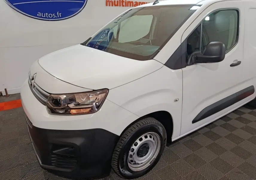 Vue 3/4 avant droit d'un utilitaire Citroën Berlingo blanc avec pare-chocs noir et jantes acier simples.