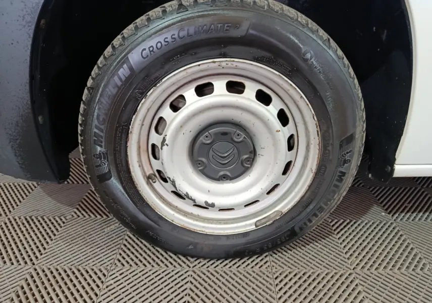 Gros plan sur la roue avant droite blanche en acier du Citroën Berlingo 2021 avec pneu Michelin CrossClimate.