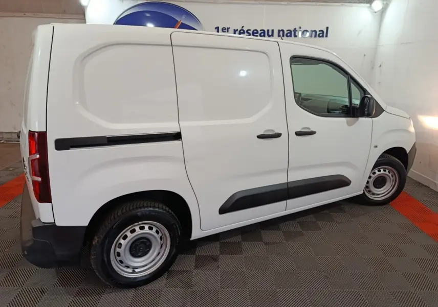 Vue latérale droite d'un utilitaire Citroën Berlingo blanc avec porte latérale coulissante et jantes acier simples.