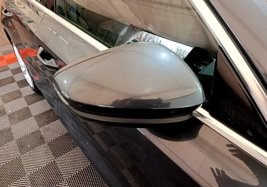 Rétroviseur côté conducteur gris foncé de l'Audi A3 35 TFSI 150 MHEV Business Line, vue rapprochée en angle avant gauche.