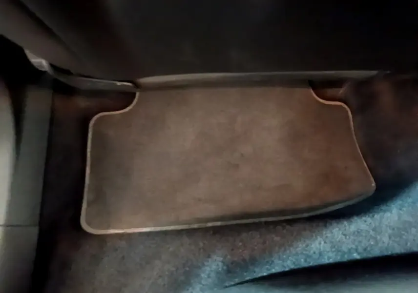 Tapis de sol gris foncé côté passager avant de l'Audi A3 35 TFSI 150 MHEV Business Line 2021.