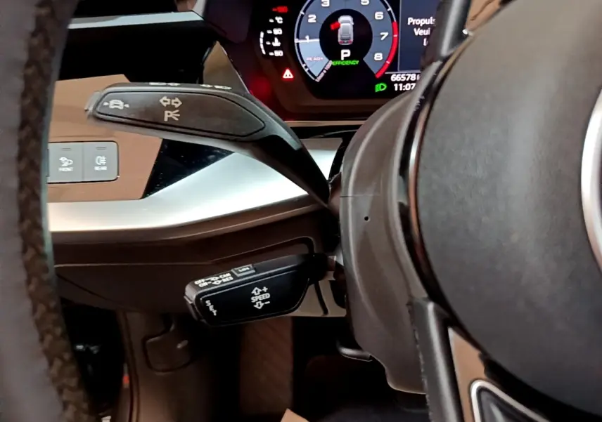 Vue rapprochée du tableau de bord de l'Audi A3 35 TFSI 2021, avec commandes au volant et affichage numérique.