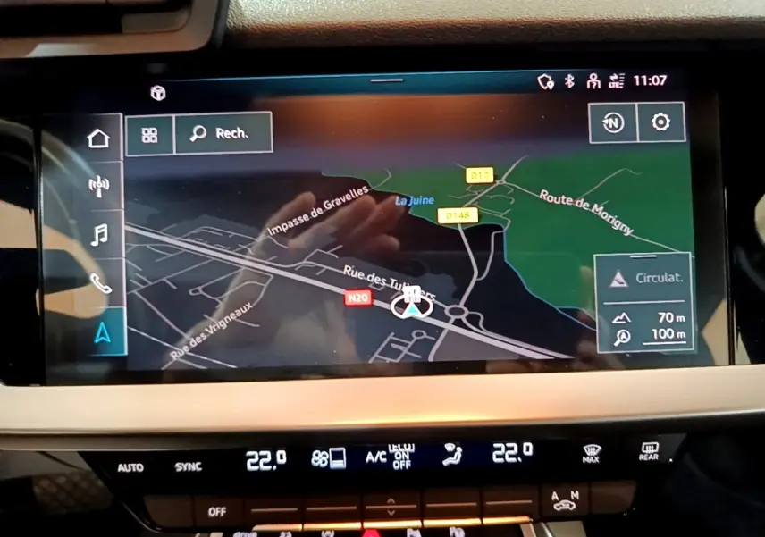 Écran tactile central de navigation de l'Audi A3 35 TFSI 2021, affichage carte et commandes climatisation digitales.