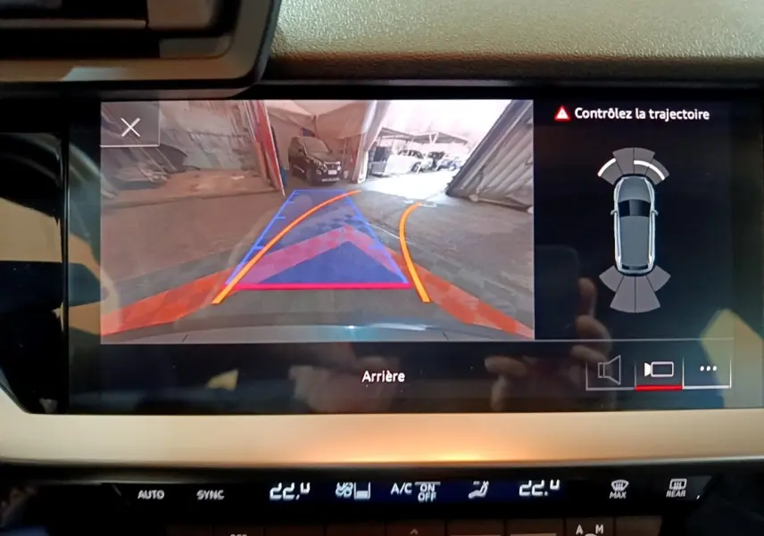 Écran de caméra de recul de l’Audi A3 gris foncé, avec guidage de trajectoire et capteurs de stationnement.