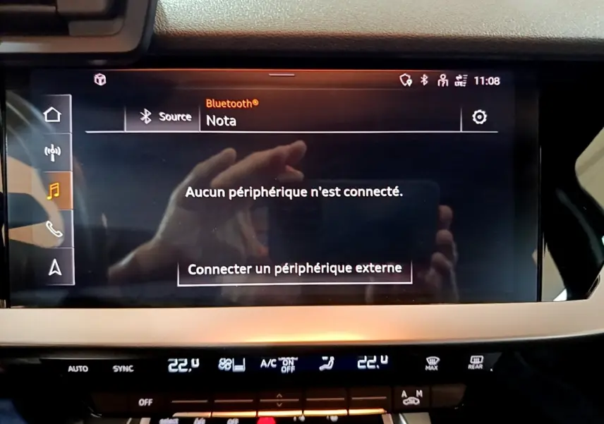 Écran tactile central affichant la connexion Bluetooth dans l’Audi A3 Business Line 35 TFSI gris foncé, vue intérieure.