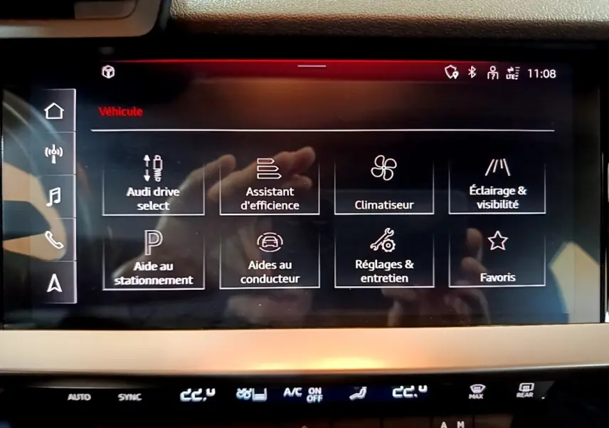 Écran tactile central de l'Audi A3 35 TFSI 2021 affichant les options de véhicule, vue frontale intérieure.