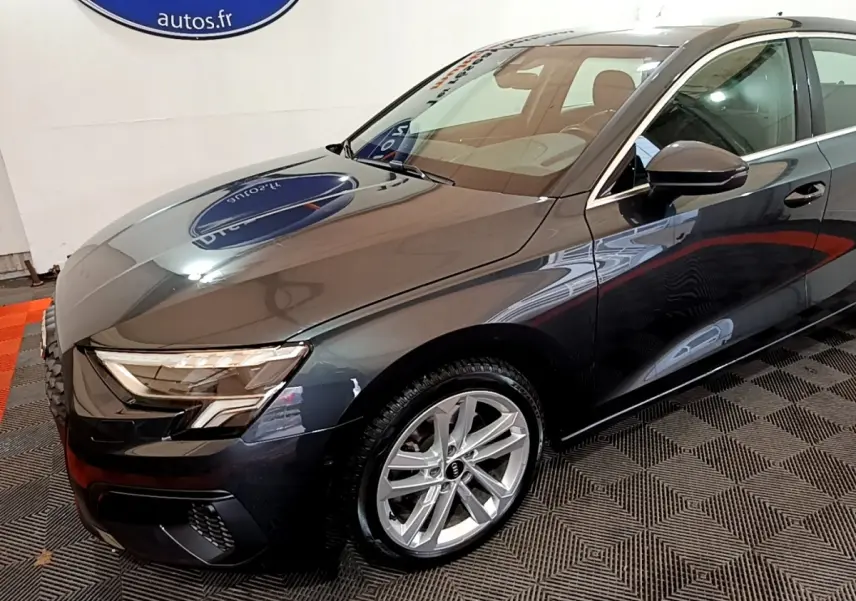Audi A3 35 TFSI gris foncé vue 3/4 avant droit, mettant en valeur les phares LED et les jantes alliage.