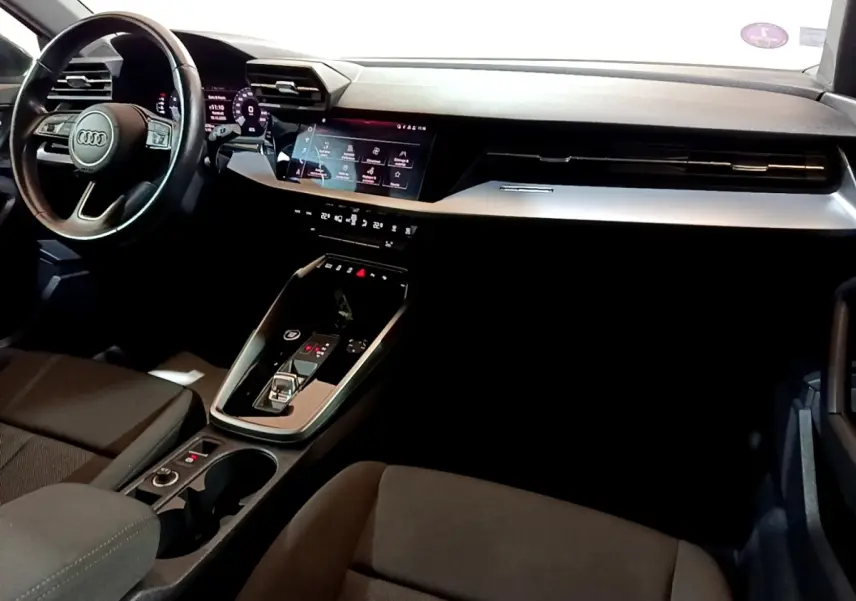 Vue intérieure côté conducteur de l’Audi A3 35 TFSI 2021 avec tableau de bord numérique et console centrale moderne noire.