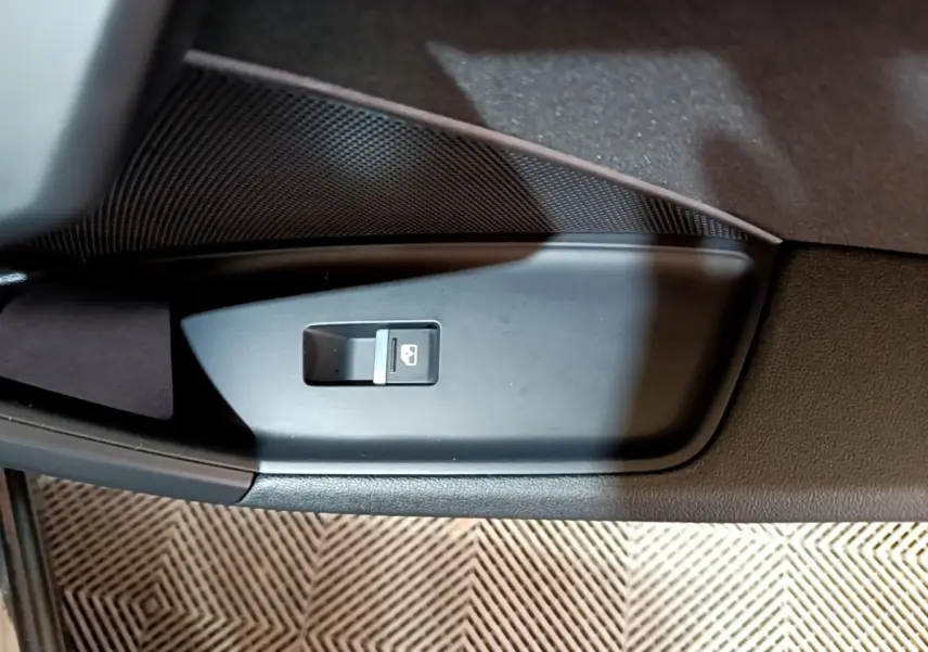 Détail du bouton de verrouillage des portes sur la portière côté conducteur de l'Audi A3 gris foncé 2021.