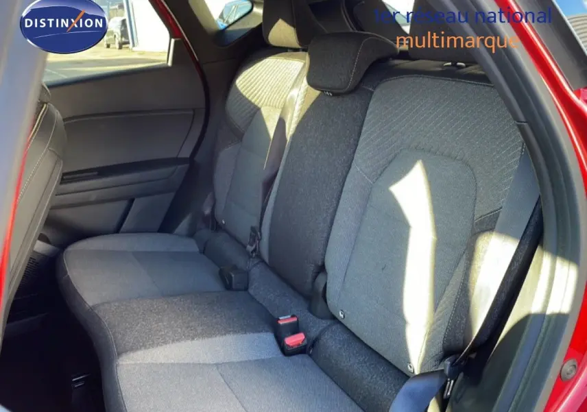 Vue intérieure côté droit des sièges arrière gris du Renault Captur 2025 rouge Désir métal avec toit noir.