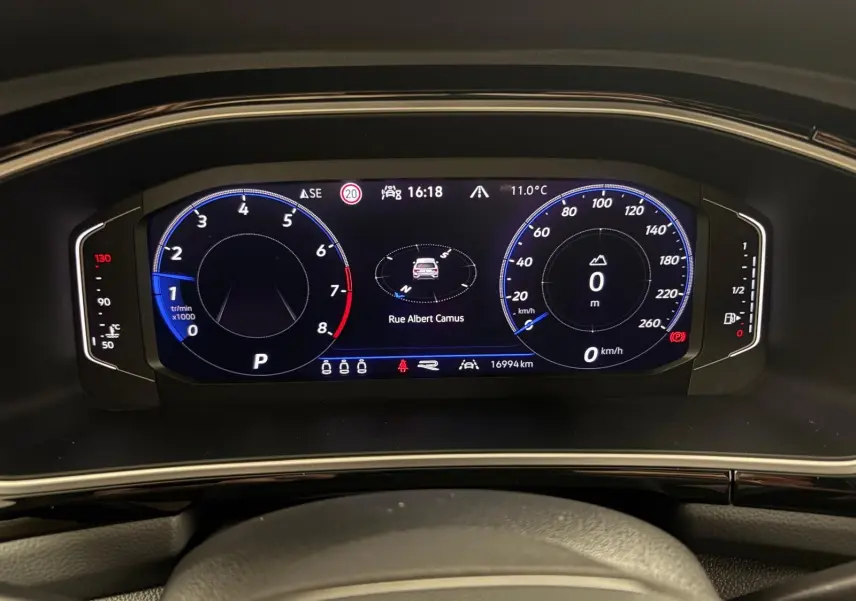 Tableau de bord numérique du Volkswagen T-Roc 2025 affichant la vitesse, le régime moteur et la navigation.