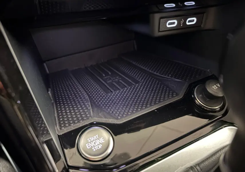 Gros plan sur la console centrale noire du Volkswagen T-Roc 1.5 TSI 150 DSG7 R-Line Edition avec bouton Start Engine Stop.