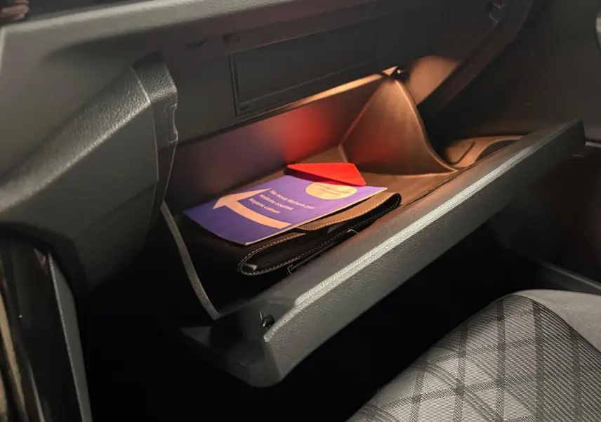 Gant de boîte à gants ouvert côté passager avec documents et sellerie tissu gris à motifs dans Volkswagen T-Roc.