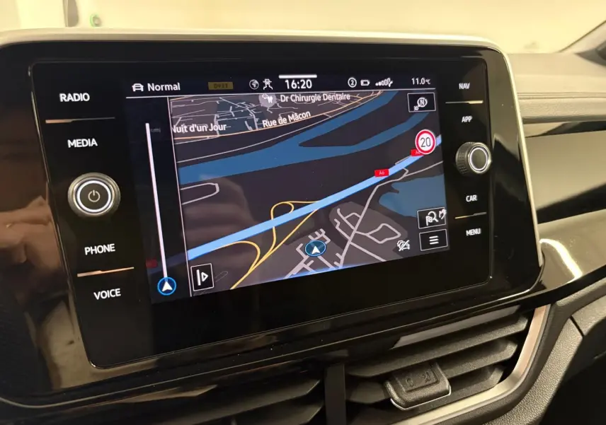 Écran tactile central du Volkswagen T-Roc 2025 affichant la navigation avec carte et options multimédia.
