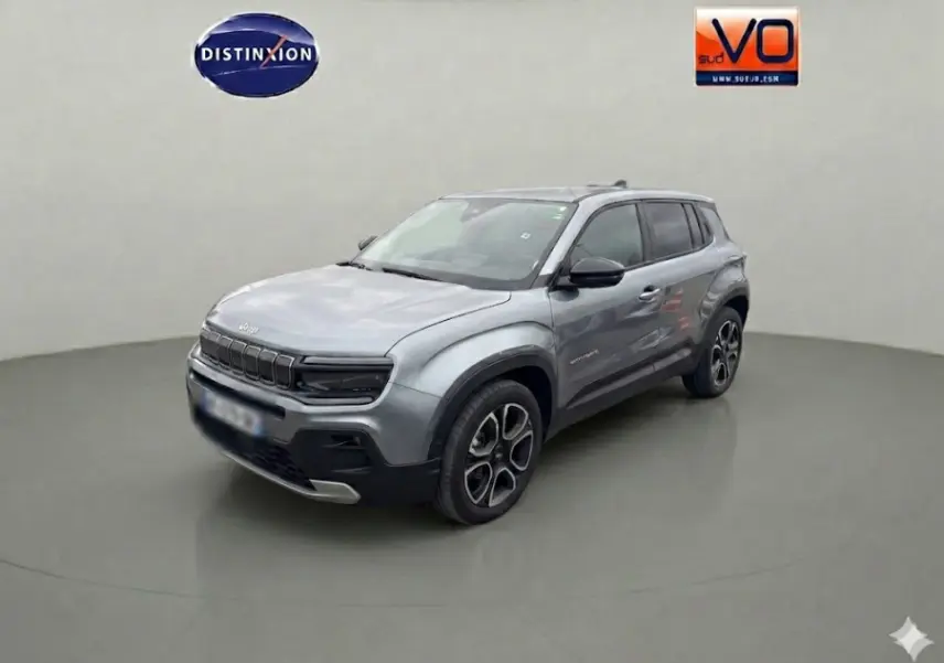 Jeep Avenger gris foncé en 3/4 avant droit, avec jantes alliage 18 pouces et toit ouvrant électrique en verre.