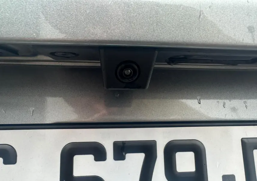 Gros plan sur la caméra de recul grise du Jeep Avenger 2025, située au-dessus de la plaque d'immatriculation.