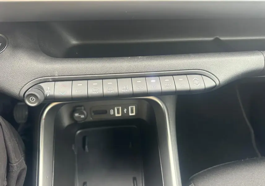 Vue rapprochée de la console centrale du Jeep Avenger 2025, montrant les commandes climatisation et ports USB.