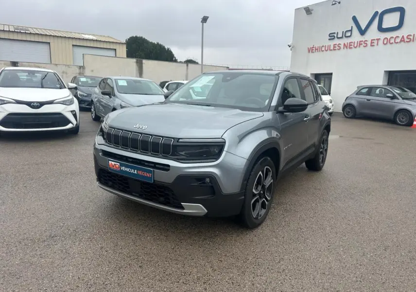 Jeep Avenger gris foncé en 3/4 avant droit, avec jantes alliage 18 pouces et calandre distinctive noire.
