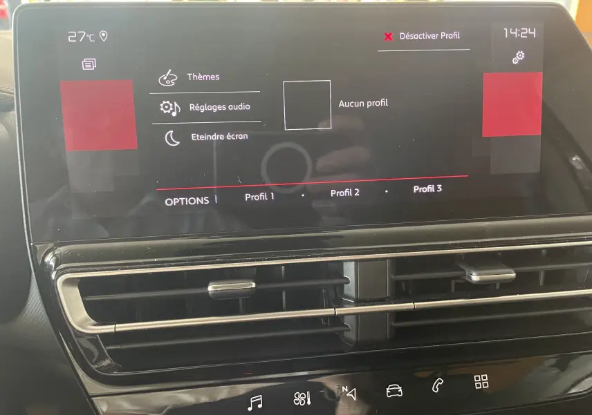 Vue rapprochée de l'écran tactile central du tableau de bord du Citroën C5 Aircross gris platinium, affichant les réglages de profils utilisateur.