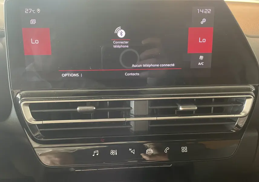 Écran tactile central et commandes climatisation du Citroën C5 Aircross hybride 2025, vue intérieure frontale.