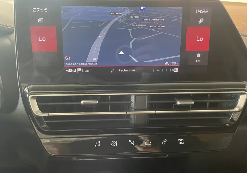 Écran tactile central avec navigation et commandes climatisation du tableau de bord du Citroën C5 Aircross gris platinium 2025.