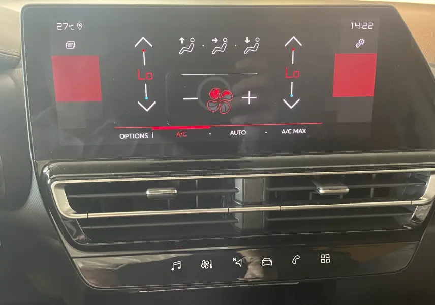 Écran tactile de la climatisation bizone du Citroën C5 Aircross hybride 2025 avec commandes digitales et sorties d’air centrales.