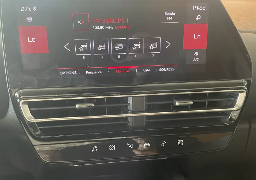 Écran tactile central du tableau de bord du Citroën C5 Aircross gris platinium, affichant la radio FM Europe 1.