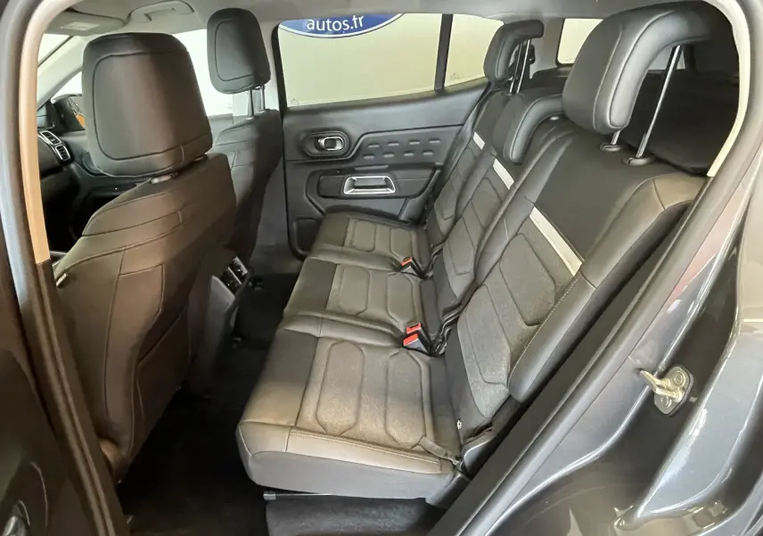 Vue intérieure côté droit des sièges arrière gris tissu/TEP du Citroën C5 Aircross hybride 2025 avec portes ouvertes.