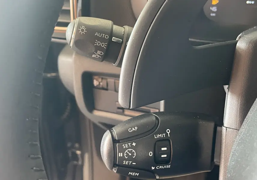 Détail intérieur du volant et commandes de régulateur de vitesse du Citroën C5 Aircross hybride 2025.