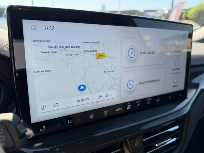 Écran tactile central du tableau de bord de la Ford Focus SW 2023 affichant la navigation et les commandes multimédia.