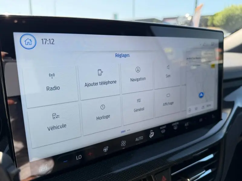 Écran tactile central du Ford Focus SW 2023 affichant le menu Réglages, vue intérieure rapprochée.