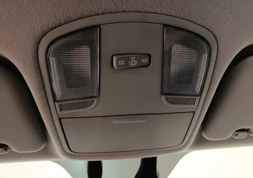 Plafonnier intérieur gris clair avec interrupteur d’éclairage, vue en contre-plongée depuis l’habitacle du Kia Stonic.