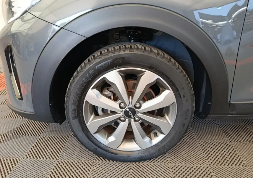 Gros plan sur la roue avant gauche d’un KIA STONIC gris foncé, mettant en valeur la jante alliage et le pneu Michelin.