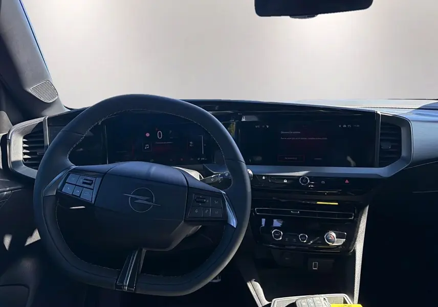 Vue intérieure du tableau de bord et volant multifonction noir de l'Opel Mokka Electric 156 GS 2025.