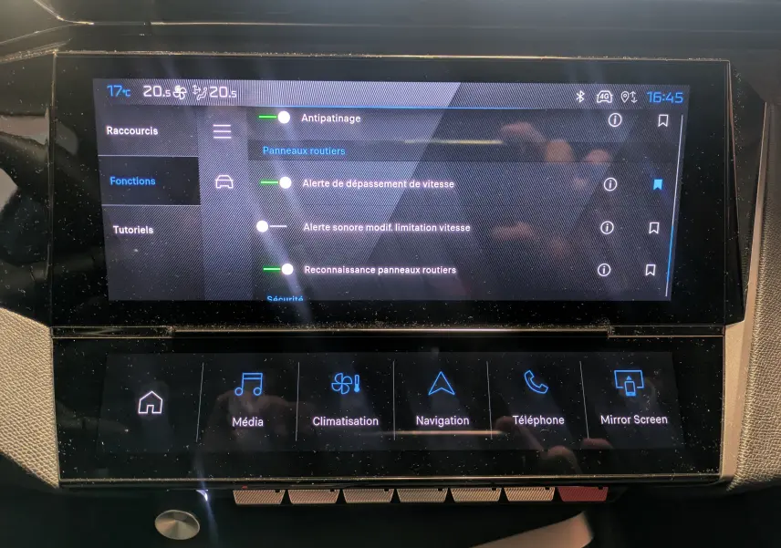 Écran tactile central du tableau de bord de la Peugeot 308 2025, affichant les réglages d'assistance à la conduite.