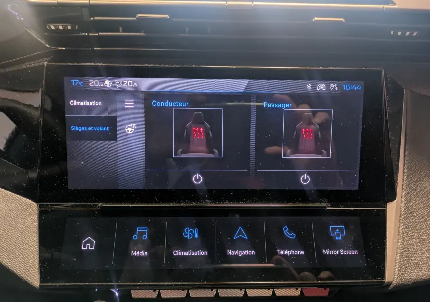 Écran tactile central de la Peugeot 308 2025 en gris Artense montrant le réglage des sièges chauffants conducteur et passager.