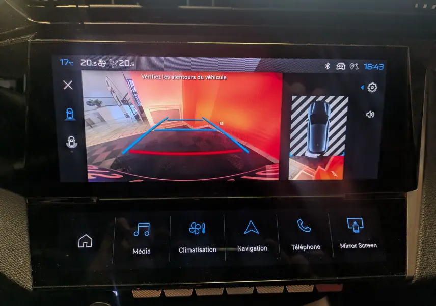 Écran tactile intérieur de la Peugeot 308 2025 montrant la caméra de recul et l'affichage 360° avec vue du dessus du véhicule gris Artense.