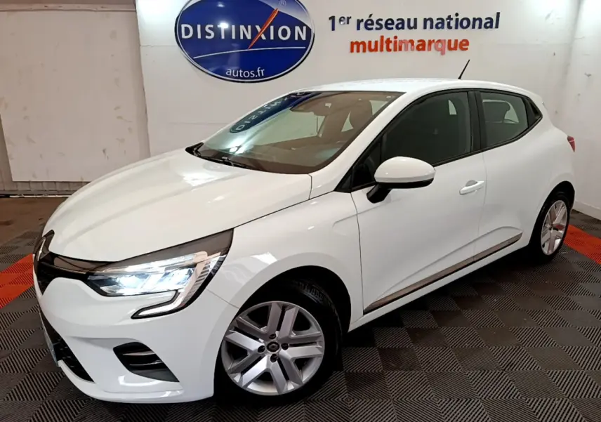 Renault Clio Business Blue dCi 85 blanc vue 3/4 avant droit avec phares LED allumés en intérieur showroom