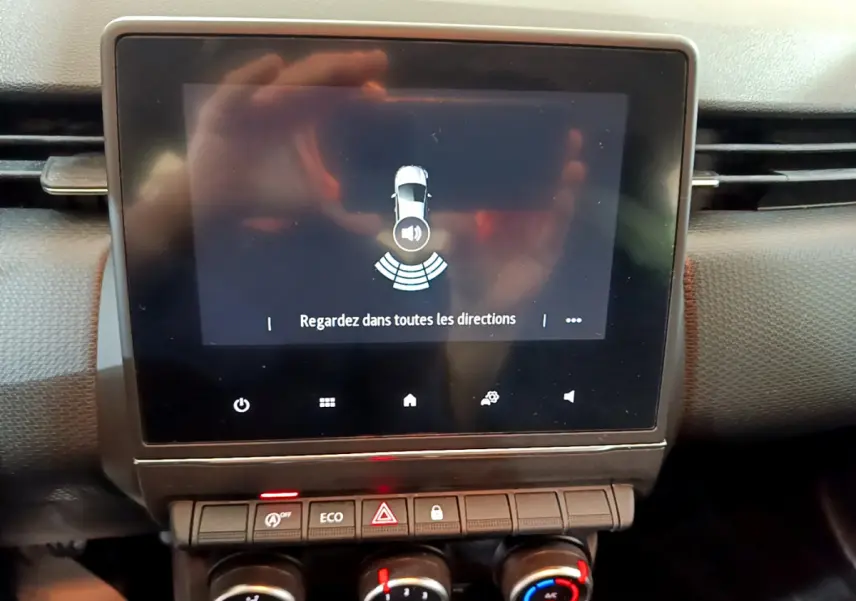 Écran tactile central affichant l'alerte de capteurs de stationnement dans l'habitacle d'une Renault Clio Business 2020.