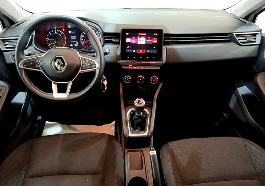 Vue intérieure avant de la Renault Clio Business Blue dCi 85 2020, tableau de bord noir avec écran tactile central et volant multifonctions.