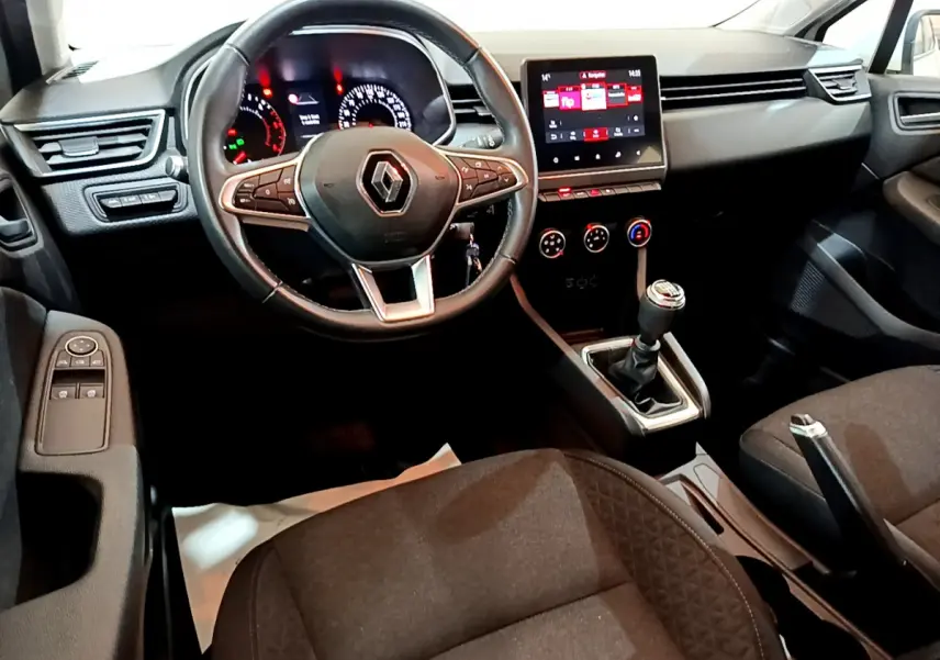 Intérieur de la Renault Clio Business Blue dCi 85 2020, vue du poste de conduite avec volant cuir et écran tactile central.