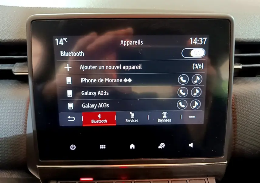 Écran tactile central de la Renault Clio Business Blue dCi 85 affichant les options Bluetooth et appareils connectés.
