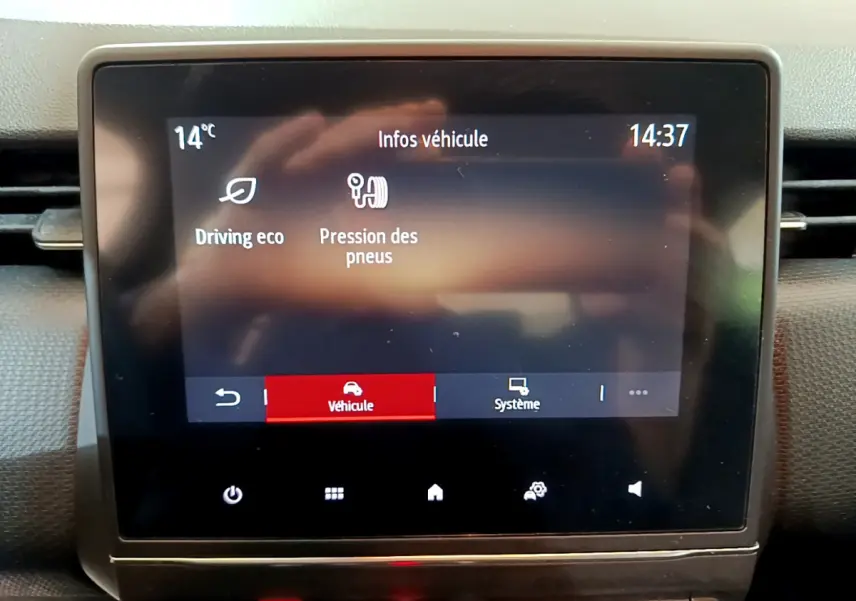 Écran tactile central affichant les infos véhicule dans l'habitacle d'une Renault Clio Business 2020.