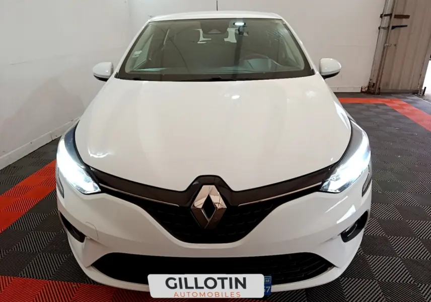 Renault Clio Business Blue dCi 85 blanche vue de face avec phares LED allumés dans un garage.