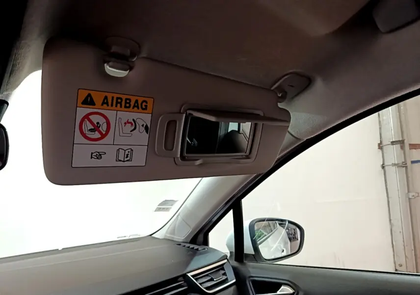 Détail du pare-soleil côté conducteur avec miroir intégré dans l'habitacle de la Renault Clio Business blanc 2020.